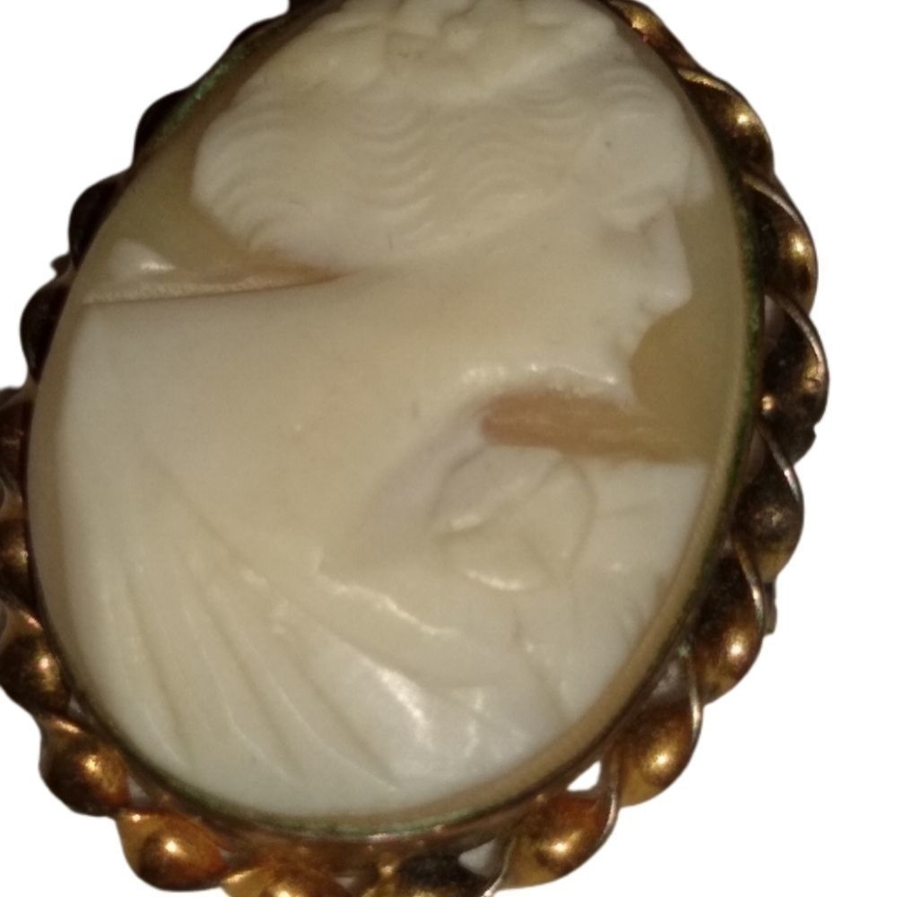 Vintage Small Cameo Brooch - Picture 2 of 10